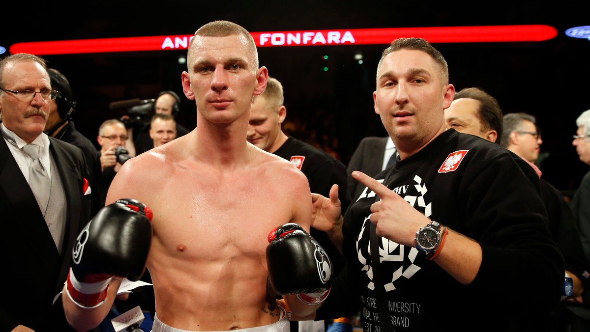 Andrzej Fonfara (25-2, 15 KO) podczas oficjalnego ważenia stanął twarzą w twarz ze swoim jutrzejszym rywalem - mistrzem świata WBC kategorii półciężkiej Adonisem Stevensonem (23-1, 20 KO). - Na pewno zobaczymy nokaut - zaznaczył Polak.