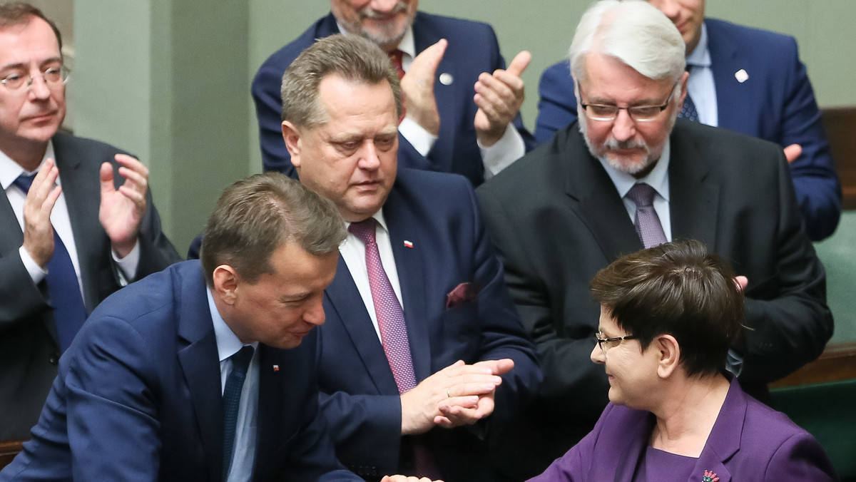 Sejm odrzucił wniosek PO o wotum nieufności wobec szefa MSWiA Mariusza Błaszczaka. Głosowanie poprzedziła burzliwa debata, podczas której posłowie nawiązywali m.in. do tragicznej śmierci Igora Stachowiaka na komisariacie we Wrocławiu w maju 2016 r. – Panie prezesie Kaczyński, toleruje pan tych ludzi, którzy łamią prawo tak jak Błaszczak. Zapłacisz za to – powiedział w kierunku prezesa PiS Grzegorz Schetyna.