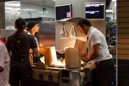 sieci fast food szukają pracowników. zarobki mogą zaskoczyć. to nawet