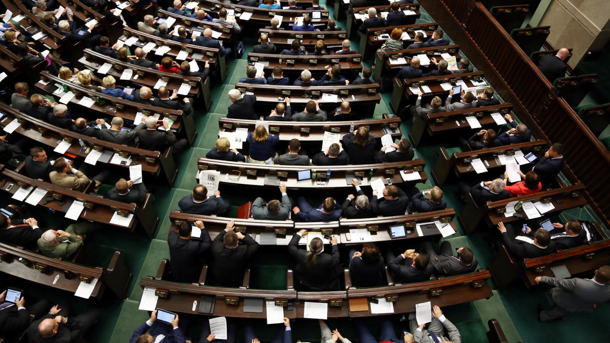 Sejm przyjął w czwartek trzy z pięciu doprecyzowujących poprawek Senatu do noweli, która ma ułatwić wydzielenie z PGNiG spółki zajmującej się sprzedażą detaliczną gazu. Chodzi o to, by nowa spółka nie musiała od nowa podpisywać z milionami odbiorców tych samych umów.