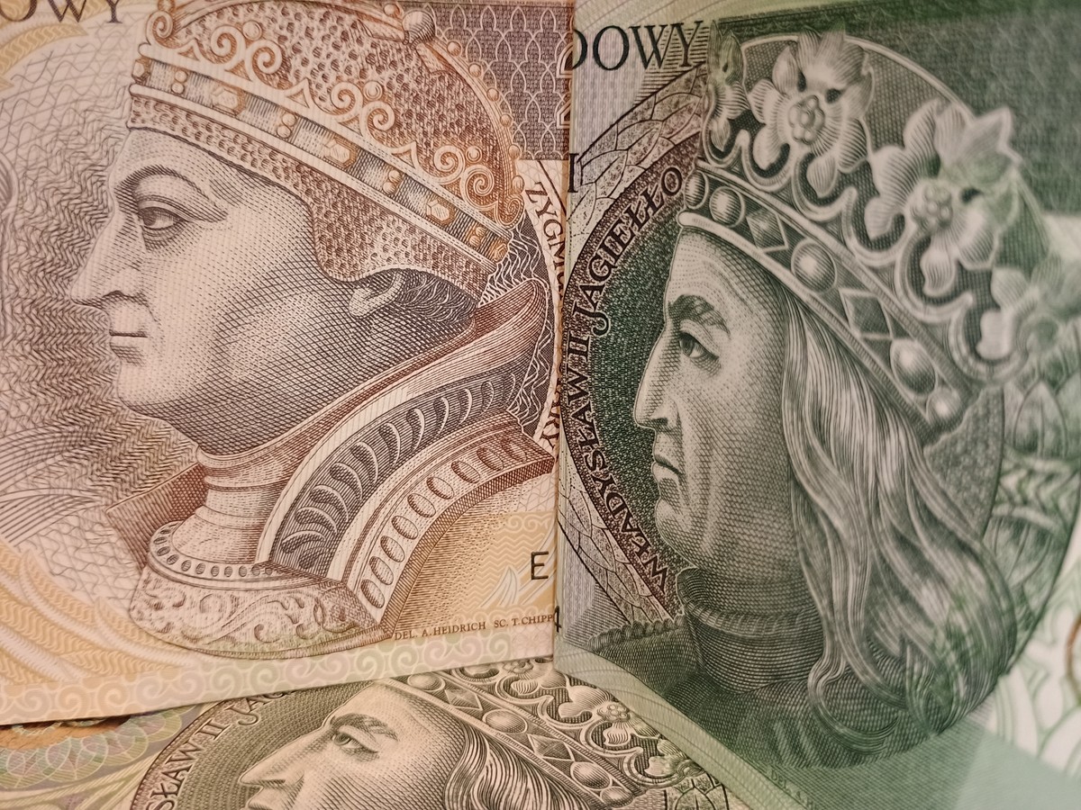 Fragmenty banknotów o nominale 200 zł i 100 zł z wizerunkami władców Polski