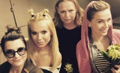 Doda zrobiła niespodziankę koleżankom z teatru. Fani: To świadczy tragicznie o Karolaku