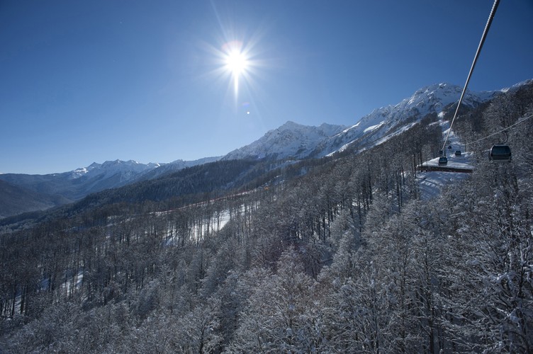 2. Roza Chutor Ośrodek narciarski Roza Chutor niedaleko Krasnej Polany został zbudowany z naruszeniem przepisów ochrony przyrody. Projekt został zrealizowany przez <b>Władimira Potanina</b>, jednego z niewielu inwestorów prywatnych zaangażowanych w organizację Igrzysk. Rozegrają się tu wszystkie konkurencje narciarstwa alpejskiego. Na terenie obiektu przygotowane zostanie miejsce dla 7500 kibiców. Łączna długość tras o parametrach olimpijskich wynosi 20 km. Całkowity koszt wyniósł 2,6 mld dolarów, przy czym 85 proc. tej kwoty pochodziło z pożyczki rządowej. Sam inwestor przyznaje, że prawdopodobnie nie spłaci pożyczki, a inwestycja jest nierentowna.  Na zdjęciu: Roza Chutor