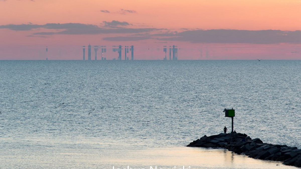 Jednemu z mieszkańców stanu Indiana udało się uchwycić na zdjęciach niezwykłe zjawisko. Na fotografiach miasto zdaje się lewitować nad jeziorem Michigan. Jak to możliwe?