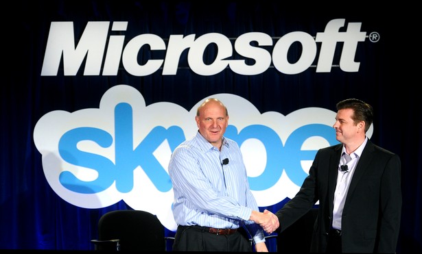 Steve Ballmer i Tony Bates podczas ogłoszenia przejęcia Skype'a przez Microsoft