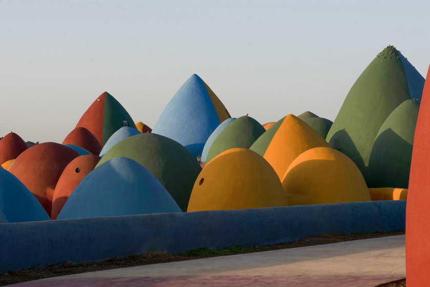 Osiedle kolorowych domków na wyspie Ormuz