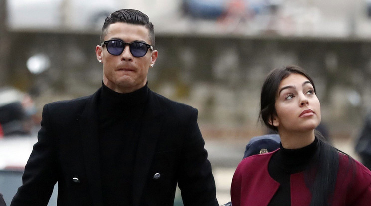 Cristiano Ronaldo portugál válogatott labdarúgó, a Juventus csatára partnerével, Georgina Rodriguezzel / MTI/EPA/EFE/Javier Lizon