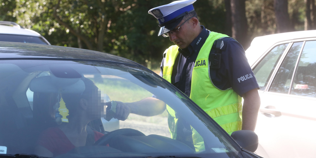 Policjanci z drogówki kontrolują kierowców w Gdańsku