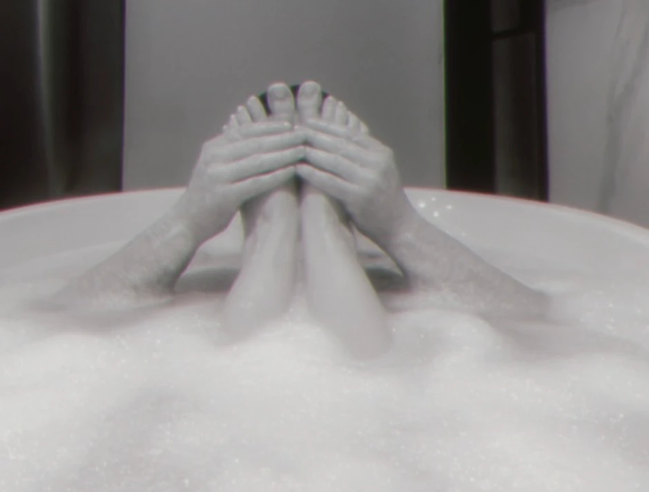 Kija Kockar sa dečkom u kadi