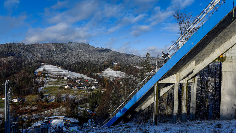 W poniedziałek mają się zakończyć prace przy rozkładaniu śniegu na skoczni w Wiśle-Malince. Na tym obiekcie zostanie zainagurowana rywalizacja PŚ w skokach narciarskich w sezonie 2018/19. 17 listopada odbędzie się konkurs drużynowy, a dzień później indywidualny.