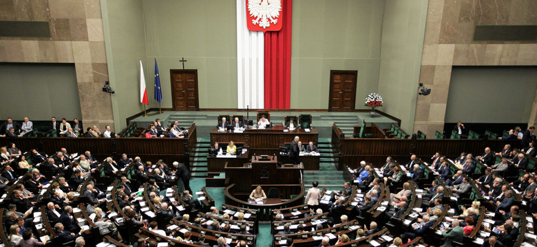 Spada poparcie dla PiS i PO. KORWiN wchodzi do Sejmu. NOWY SONDAŻ
