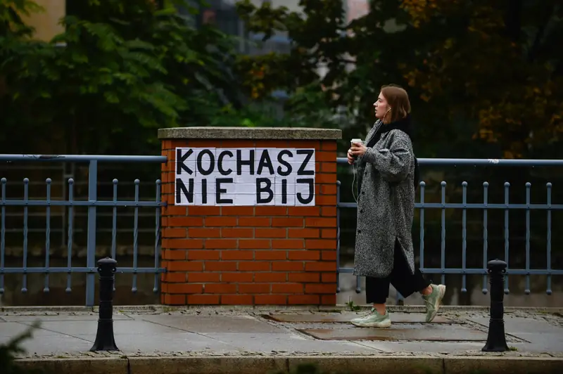 Plakat dot. przemocy wobec kobiet, stworzony przez aktywistki we Wrocławiu / Omar Marques / Stringer / GettyImages