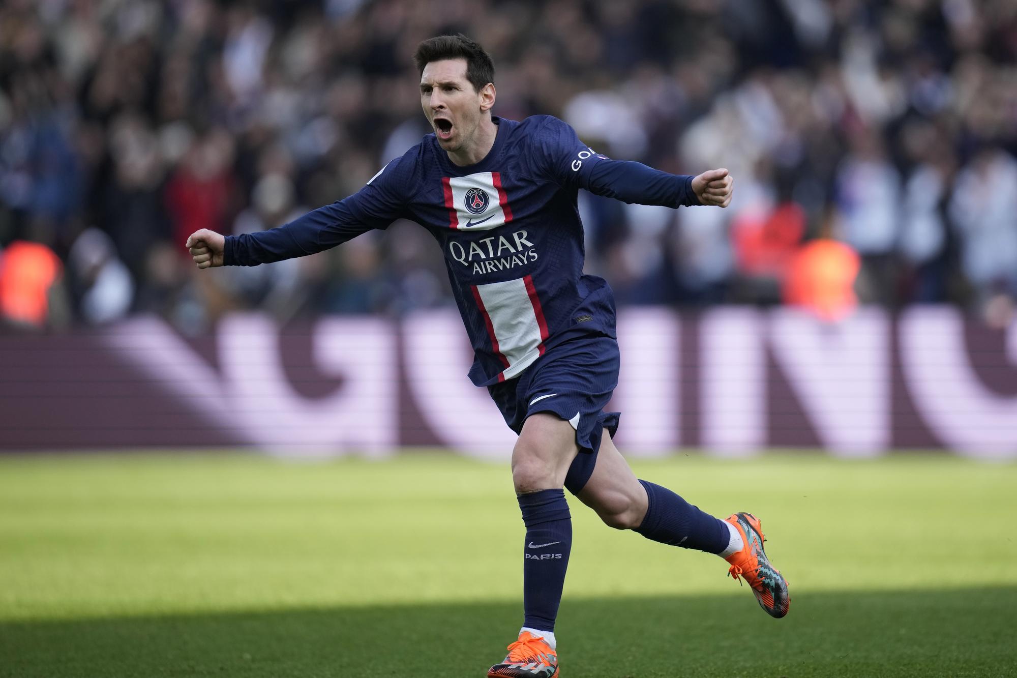 Futbalista Lionel Messi z PSG sa teší z gólu.