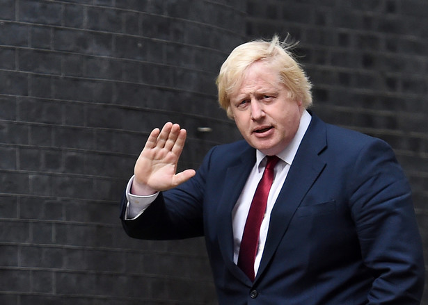 "Johnson musi sam posprzątać gruz, który rozrzucił przed Downing Street 10. Jest na razie śmieciarzem pani premier i odpowiada własnym wizerunkiem za to, że załatwi to w białych rękawiczkach."