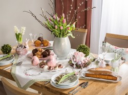 Sztuka czarowania: TAKIE dekoracje warto postawić na wielkanocnym stole, żeby zachwycał