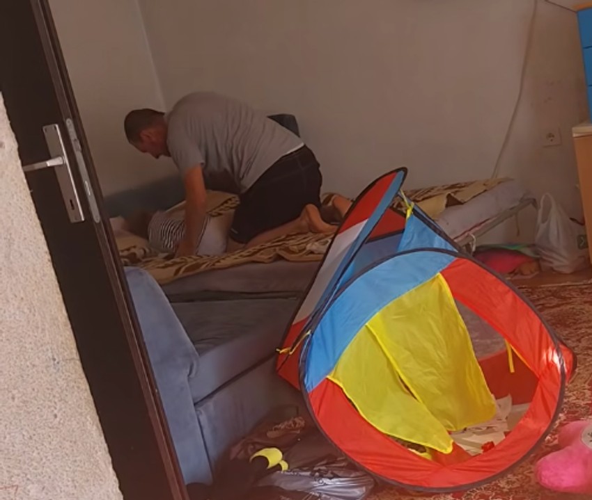 Nasilnik je klečao i krvnički šamarao bespomoćnu devojčicu