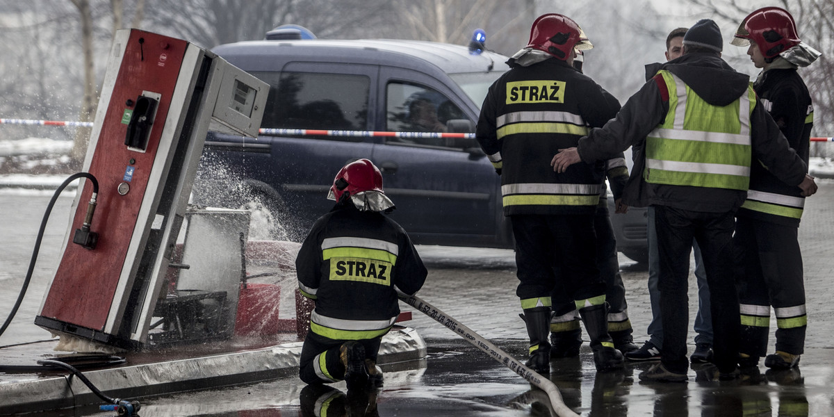 Auto wjechało w dystrybutor z gazem  na stacji paliw W Sosnowcu