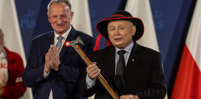 Kaczyński wygrażał Tuskowi ciupagą i chwalił się, jak likwidował wykluczenie cyfrowe w Polsce. Jeździł po wsiach z "jakimiś urządzeniami do Internetu"