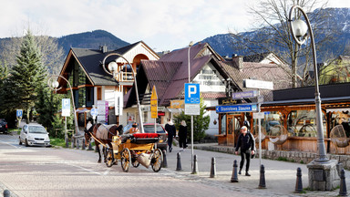 Zakopane podnosi w wakacje opłaty parkingowe, ale nie dla wszystkich