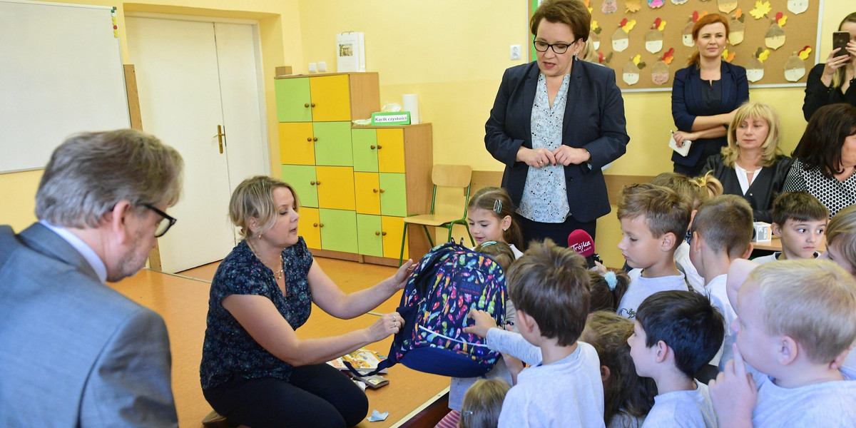 Minister edukacji narodowej Anna Zalewska podczas lekcji z udziałem uczniów z klasy III szkoły podstawowej, nt. profilaktyki zdrowotnej w ramach Ogólnopolskiego Dnia Tornistra