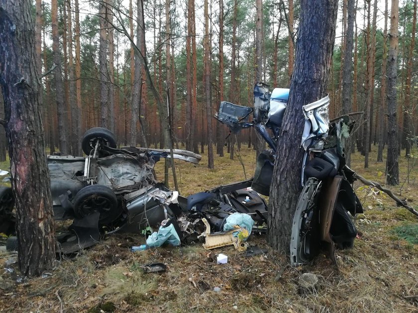 Horror na drodze. Zginął 20-latek. Z auta została miazga