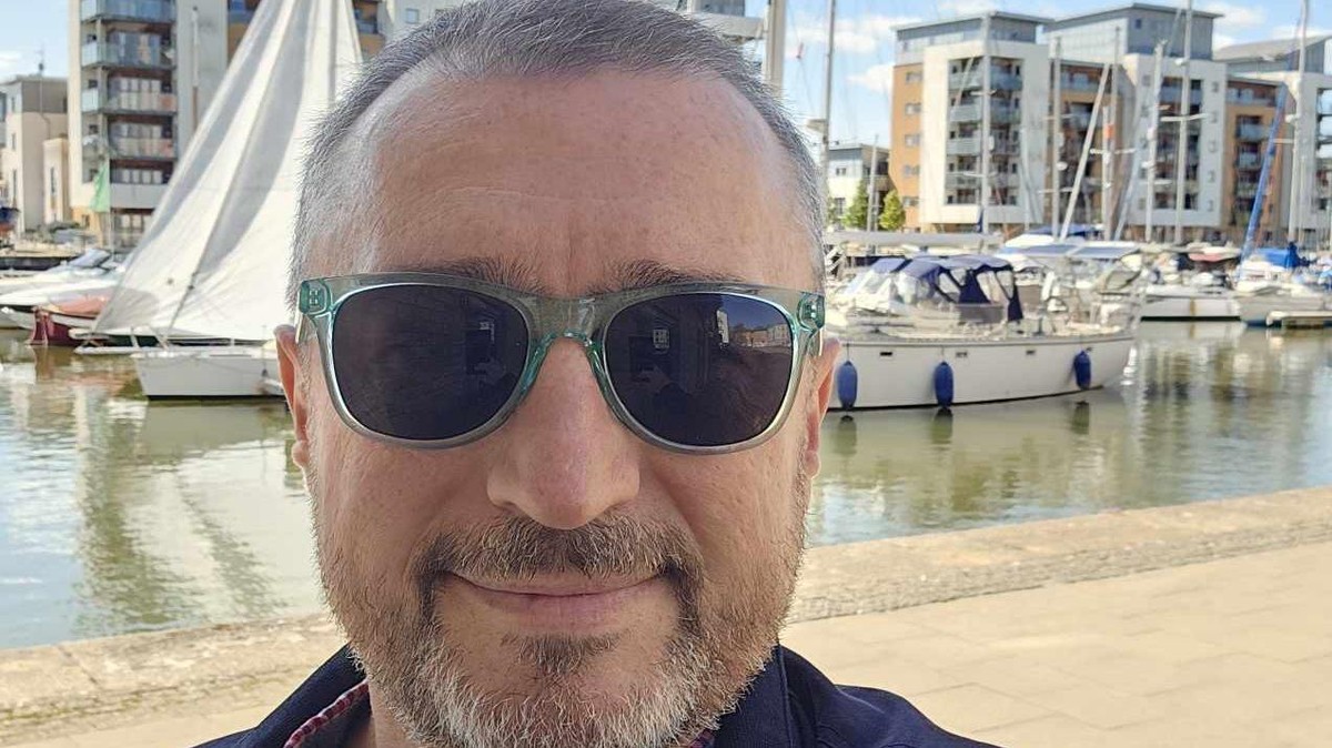 Halálosan megfenyegették Magyar Péter segítőjét: „Szívesen likvidálnálak ingyen és bérmentve a magyar fejlesztésű mesterlövész puskával”
