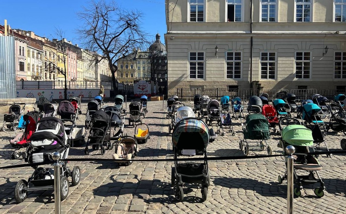 Wózki w centrum Lwowa symbolizujące dzieci, które zginęły w trakcie wojny