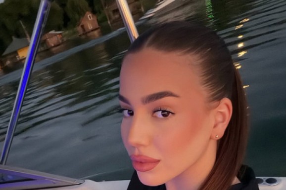 ČOLINA ĆERKA PLOVI SAVOM U BEOGRADU Gole noge i dekolte: Ovaj prizor u rodnom gradu joj se posebno dopao, Una zumira detalje (FOTO)