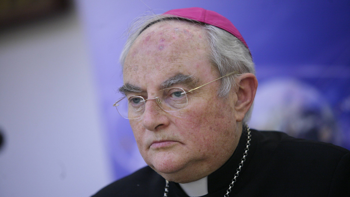 Abp Hoser: Tysiąc naukowców stanęło w obronie papież Polaka. To pociecha