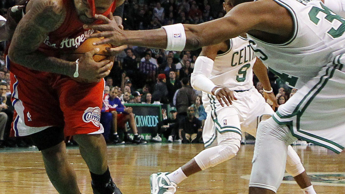 W najciekawszym środowym meczu ligi NBA, Boston Celtics przegrali na własnym parkiecie z Los Angeles Clippers 103:108. Zawodnicy z "Miasta Aniołów", którzy mają małe szansę na awans do play off, pokonali drugą drużynę ligi, odnosząc czwartą wygraną z rzędu. Cenną wygraną odnotowali drudzy na wschodzie Chicago Bulls, którzy udowodnili swą wyższość nad Charlotte Bobcats (101:84). Wygraną zanotowali też najlepsi w lidze gracze San Antonio Spurs. Koszykarze z Teksasu wygrali we własnej hali z Detroit Pistons 111:104.