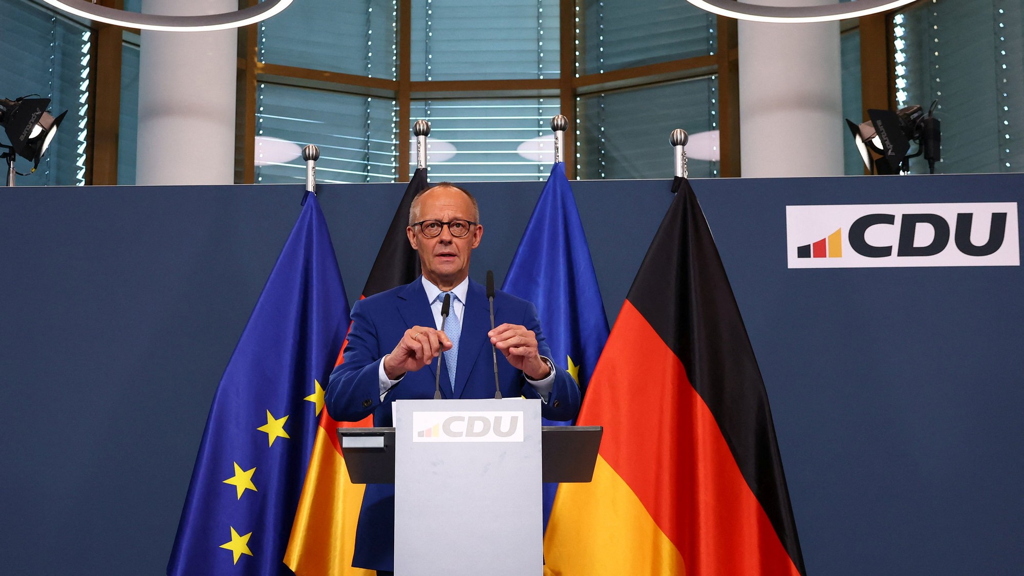 Nemecký kancelár Friedrich Merz vystupuje s vyhlásením po zverejnení prvých odhadov výsledkov volieb v spolkových krajinách Berlín a Meklenbursko-Predpomoransko v sídle CDU v Berlíne, Nemecko, 20. septembra 2026