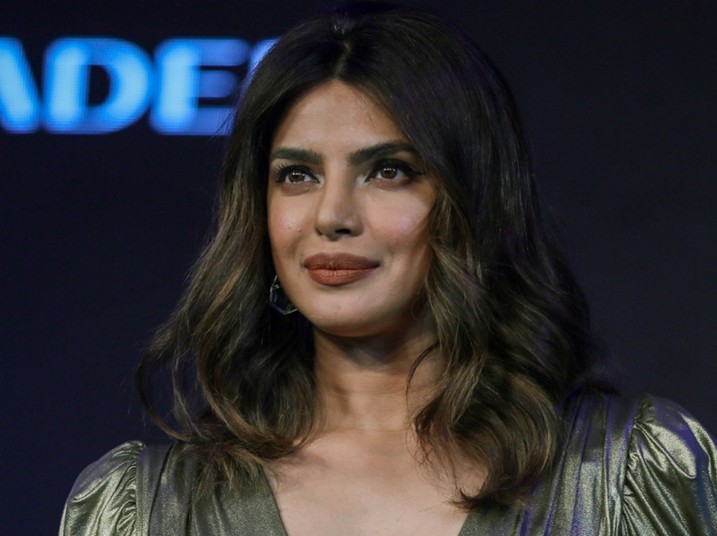 Priyanka Chopra - jej uroda zwraca uwagę, ale zdaniem niektórych internetowych komentatorów nie jest doskonała...