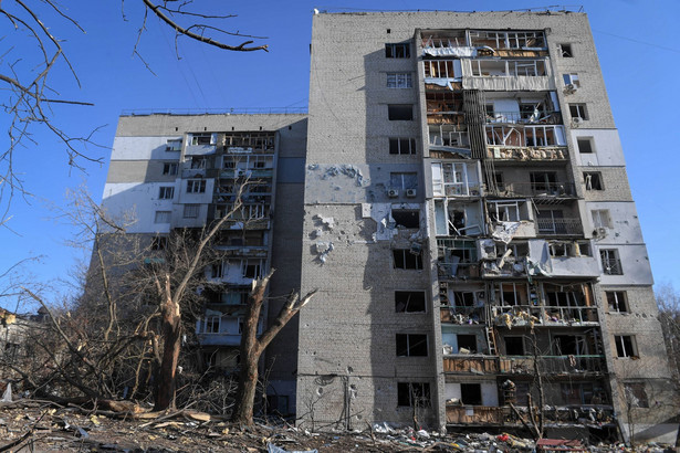 Zniszczony blok w Charkowie