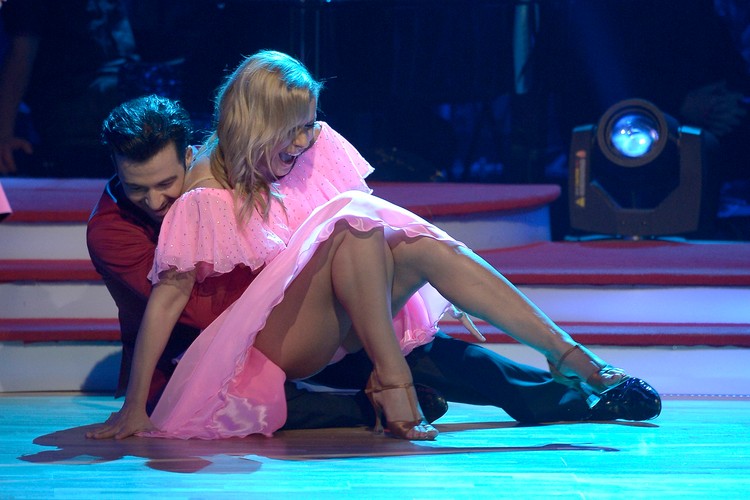 Танцы без одежки и трусов крупные планы