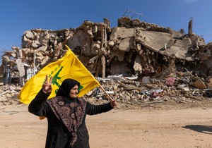 Libanka sa zastavom Hezbolaha u južnom Libanu