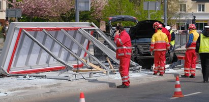 Wypadek w Warszawie. Auto wbiło się w przystanek