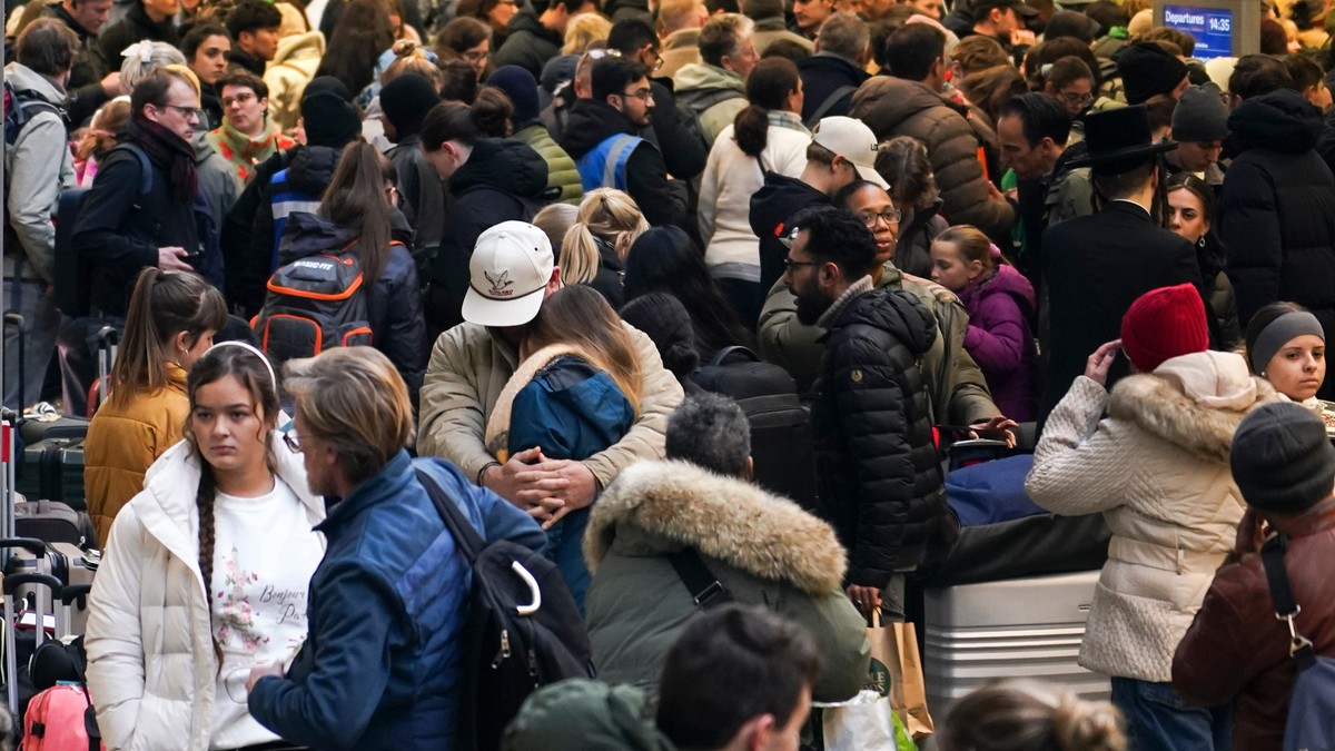 Putnici čekaju Evrostar voz na stanici Sent Pankras u Londonu 30. decembra