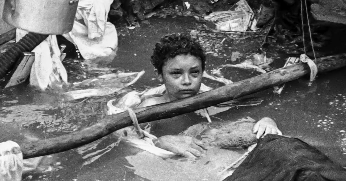 La “niña atrapada en el barro” agonizaba delante del mundo.  Han pasado 38 años desde la tragedia