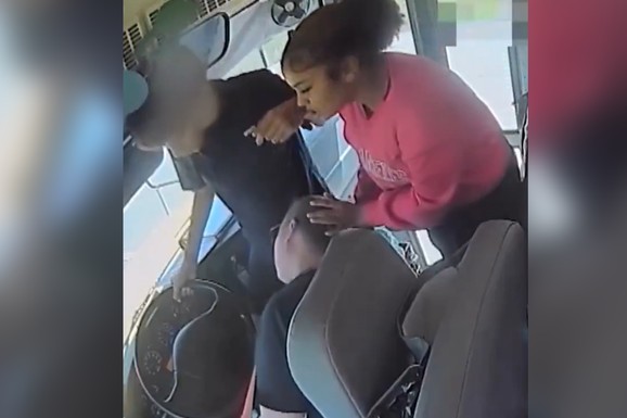 (VIDEO) ĐACI SPASILI ŽIVOT VOZAČICI AUTOBUSA Vozilo počelo da krivuda, dečak (12) zgrabio volan, a onda je tim tinejdžera SPREČIO TRAGEDIJU