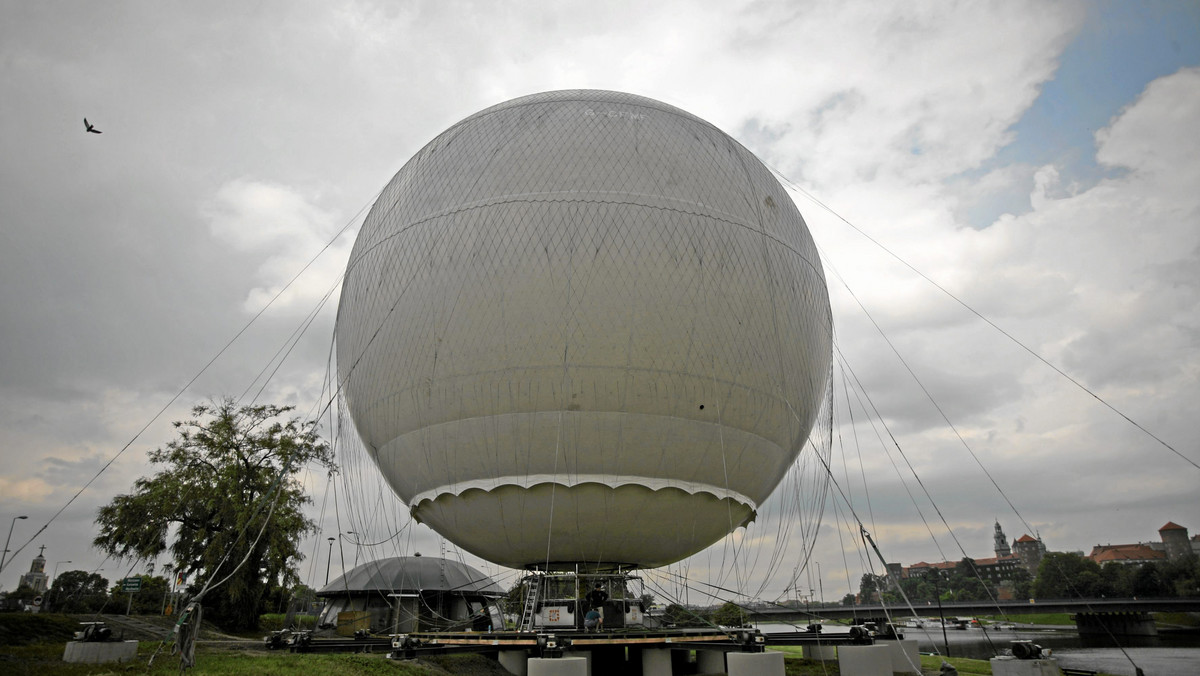 Ostrzelano balon widokowy koło Wisły przy Moście Grunwaldzkim w Krakowie. Nieznani sprawcy ostrzelali go z broni i kuszy. Pracownicy uzupełniają gaz, aby utrzymał się w powietrzu. Policja szuka sprawców - dowiedział się Onet.pl.