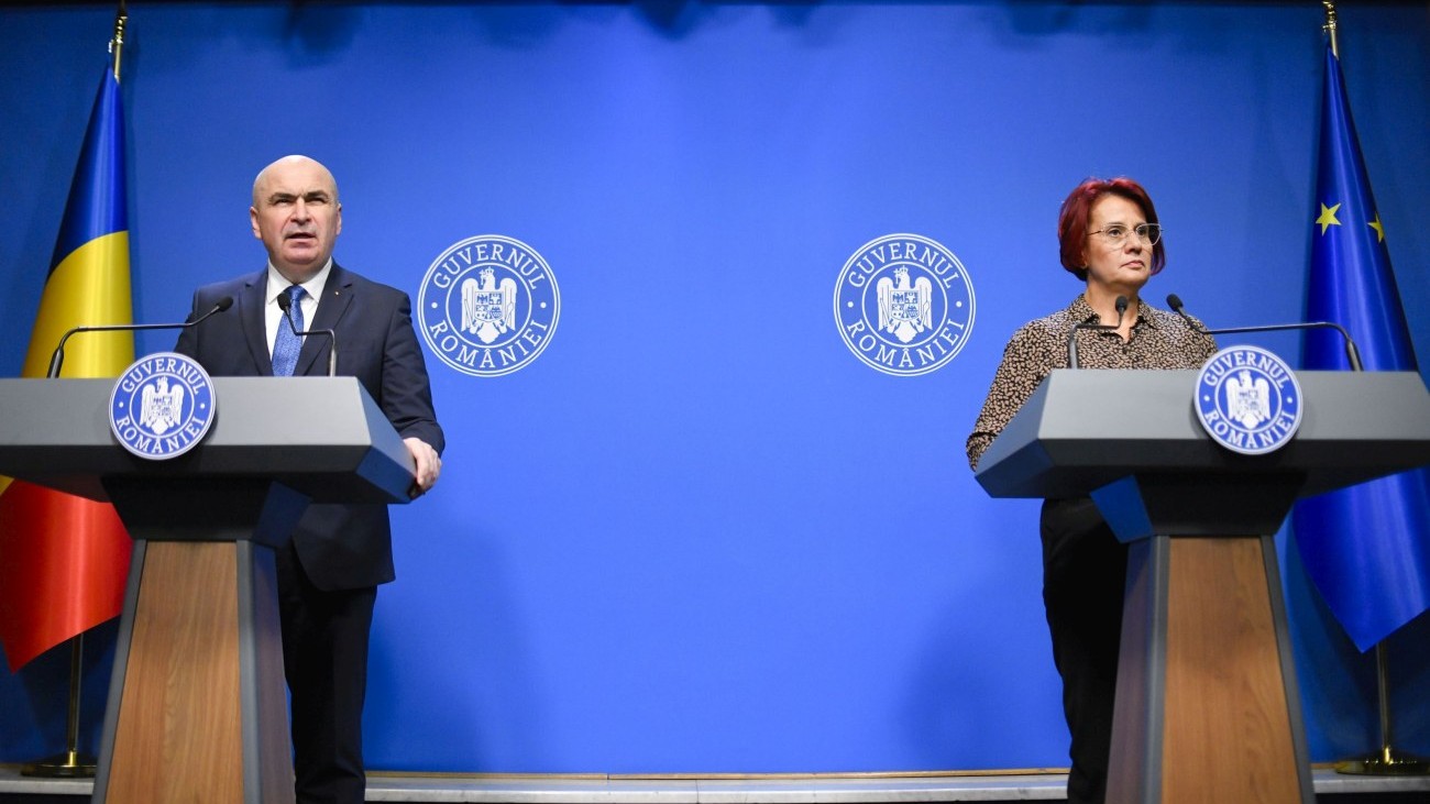 Ioana Dogioiu îl acuză pe șeful ANCOM că „minte cum respiră” și spune că Ilie Bolojan a tăiat o „chermeză” de 860.000 de lei din bani publici