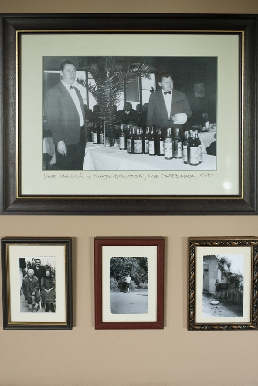 Mihajlo na otvaranju restorana sa gostima i prijateljima