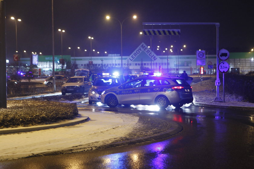 Nielegalny zlot miłośników "jazdy bokiem" na parkingu centrum handlowego M1 w Markach