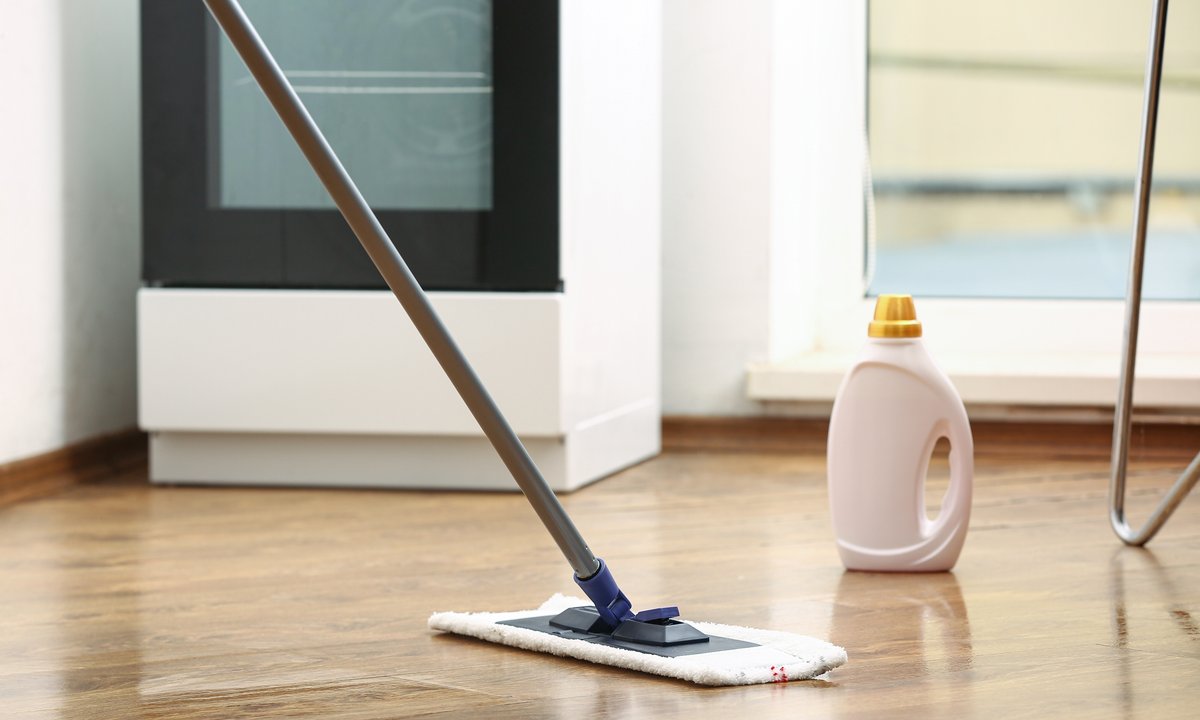 Ten płyn do podłóg jest wydajny, nabłyszcza i pachnie jak luksusowe perfumy. Efekt wow!