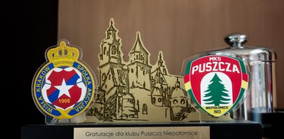 Widziałeś stadion Puszczy Niepołomice? Pojechaliśmy go zobaczyć. Oto nasza relacja! ZDJĘCIA