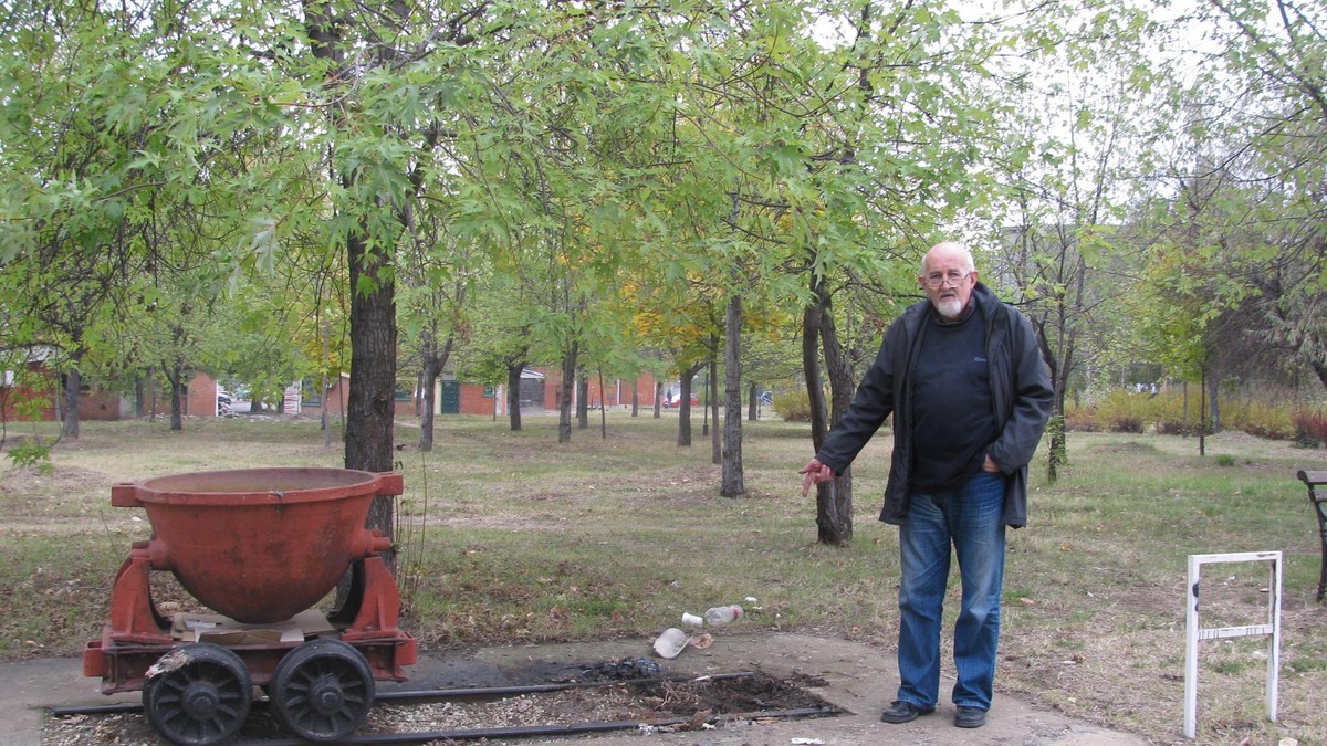 81722_10bor3-dusan-kabic-visi-kustos-borskog-muyeja-pokazuje-mesto-odakle-je-nestao-vagonet-01-bo