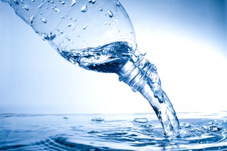 Firma Żywiec Zdrój: Niemożliwe, by w jednej zgrzewce były butelki z różnych partii