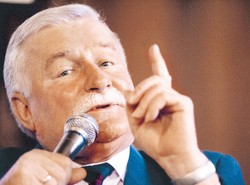 Wałęsa: Tusk powinien chodzić z flagą Tybetu