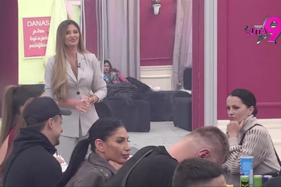 ANA RADULOVIĆ UŠLA U ELITU 9 I NAPRAVILA POMETNJU Saopštila odluku od koje Zadrugari strepe, Aneli među nominovanima za opstanak u Beloj kući