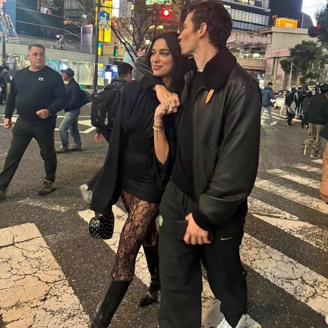 Herec Callum Turner a speváčka Dua Lipa.